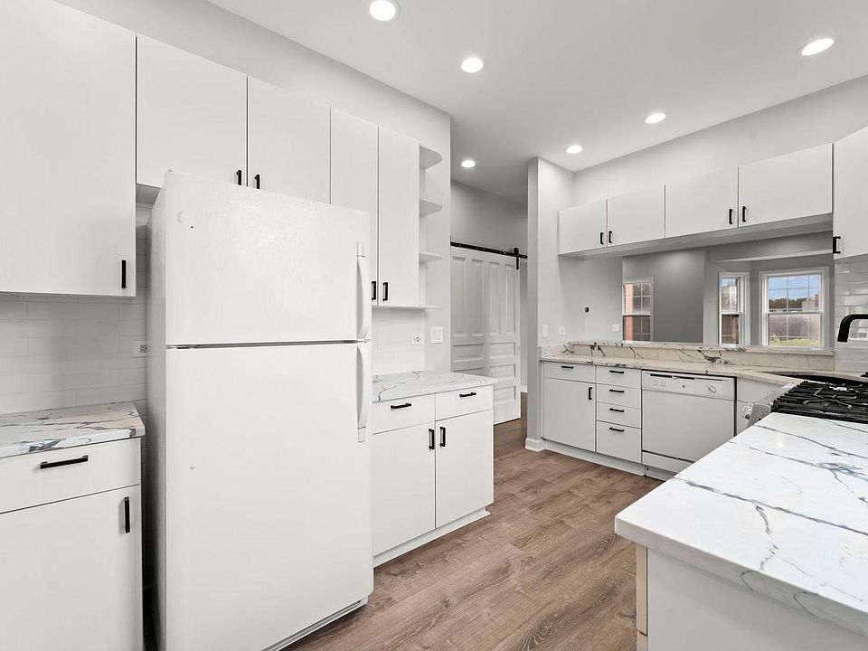 1st image of 815 W Wellington Ave #3