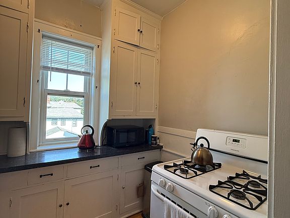 5th image of 137 Fairview Ave N APT 5