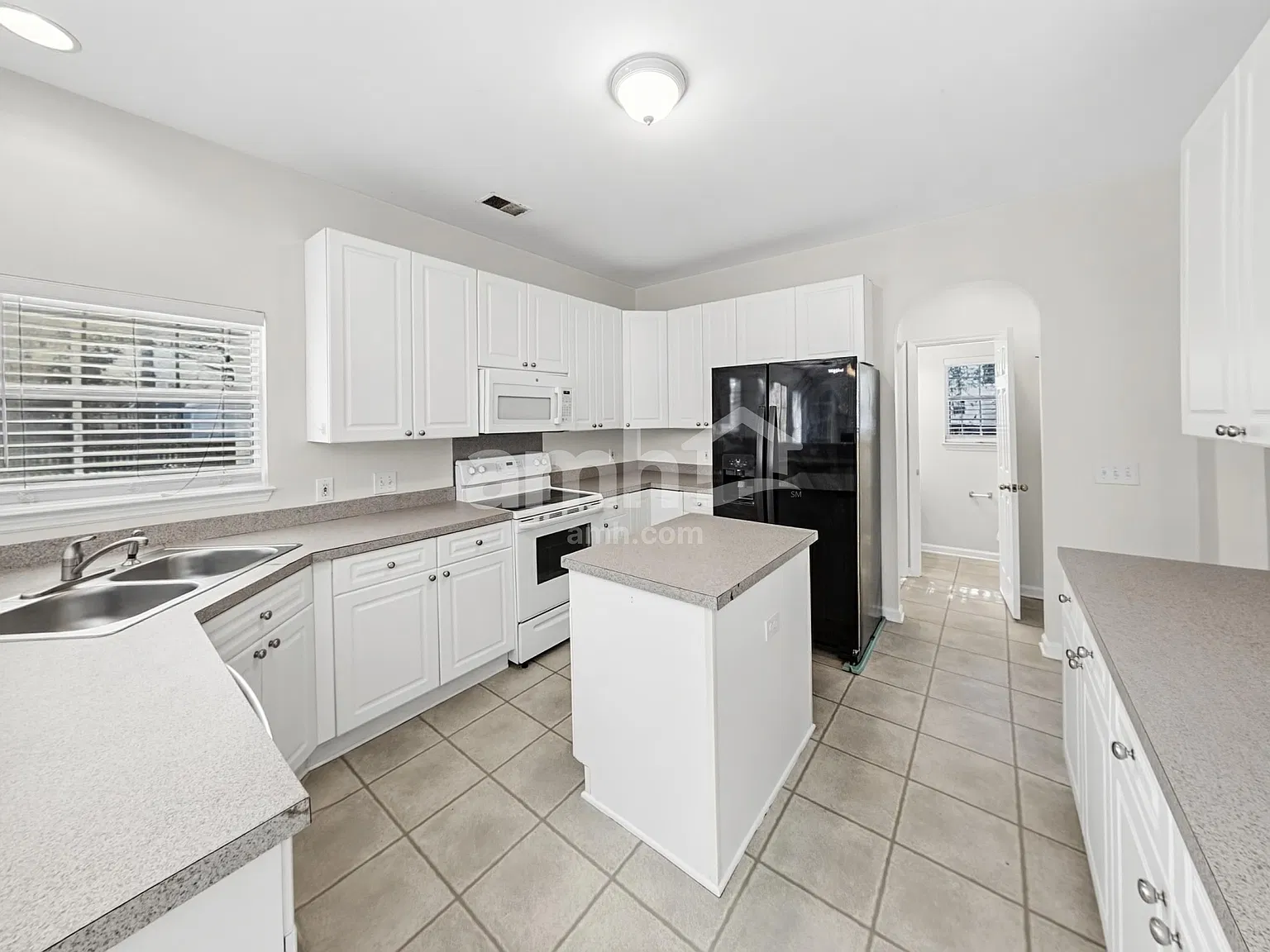 4 bed, 2.5 bath, 2288 sqft, $3,070 — Photo 4