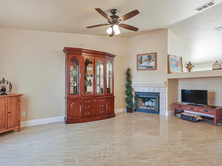 45930 Las Colinas — Photo 8