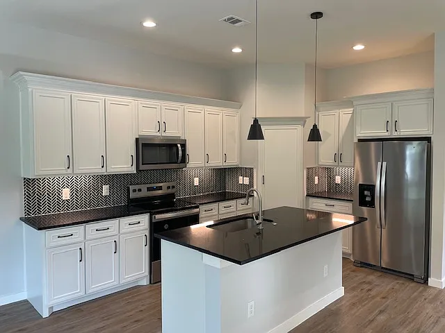 5 bed, 2565 sqft, $3,600 — Photo 2