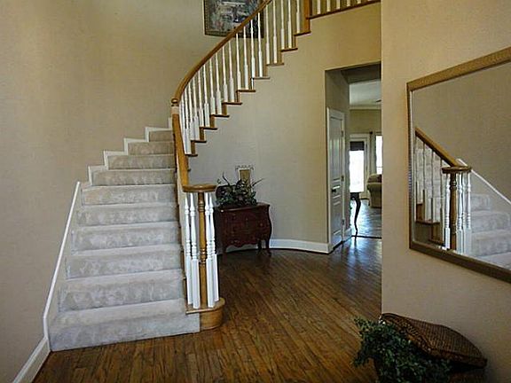 5th image of 8325 Thornhill Dr