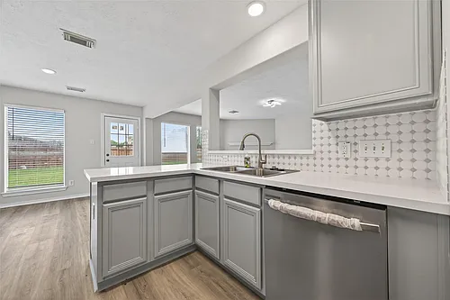 6915 Great Oaks Shadow Dr Photo 1