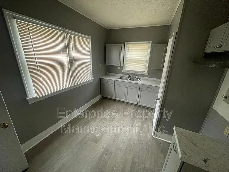 861 Goodwyn St — Photo 7