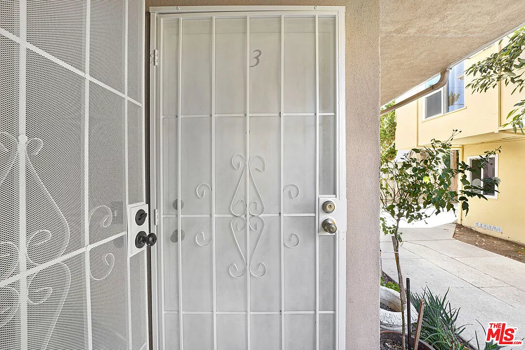 3 bed, 2.0 bath, 1100 sqft, $3,600 — Photo 2