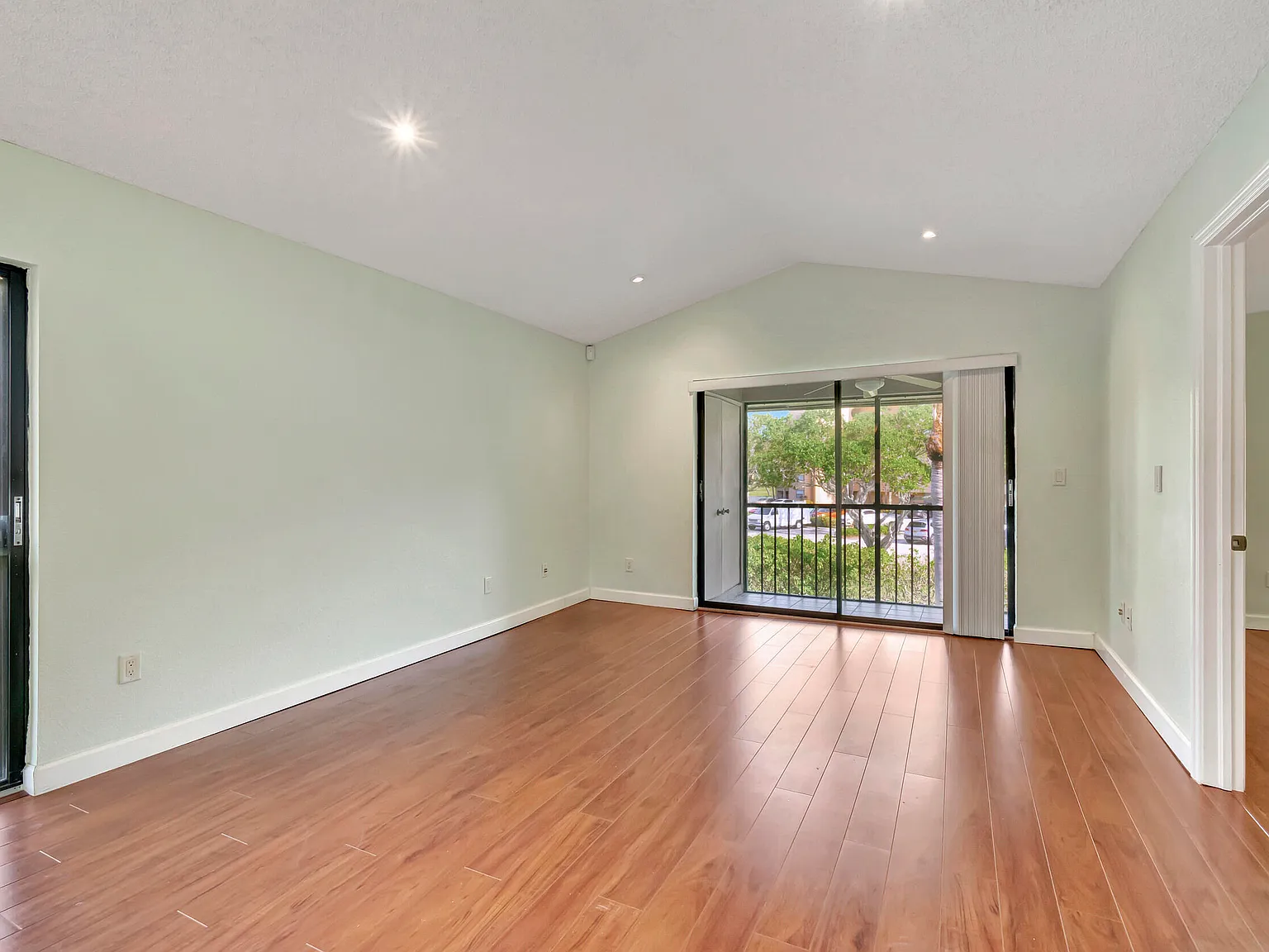 2 bed, 2.0 bath, 1200 sqft, $2,600 — Photo 3