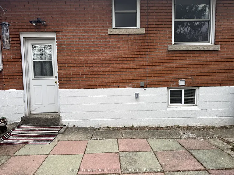 60 Toby Cres #LOWER — Photo 18