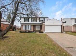 27370 Selkirk St, Southfield, MI 48076