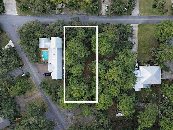 2nd image of 11 Bay Circle Dr