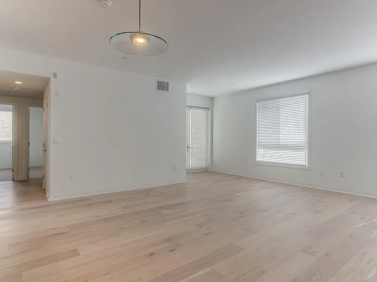 417 S. Barrington Avenue — Photo 11