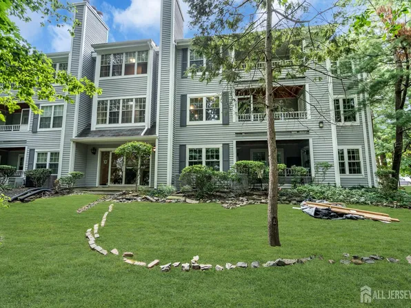 1011 Meadow Ct, Helmetta, NJ 08828