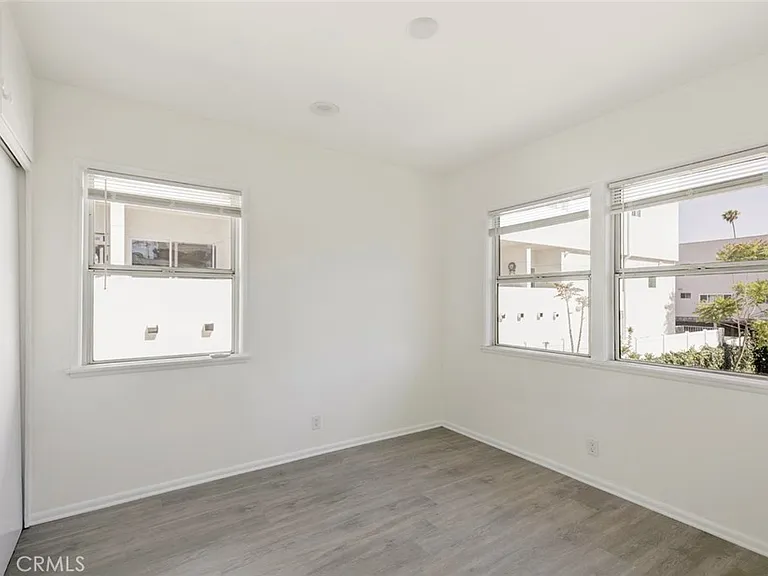 14916 Wyandotte St — Photo 13