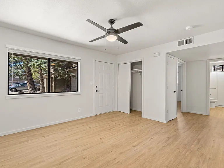 3325 E Lockett Rd — Photo 5