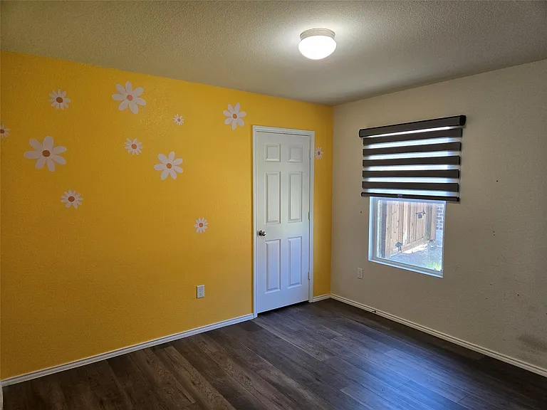 1126 Ainsley Ln — Photo 11