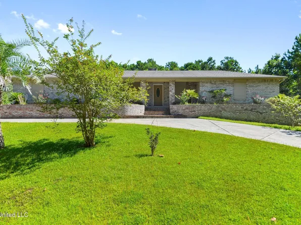 312 Julia St, Bay Saint Louis, MS 39520