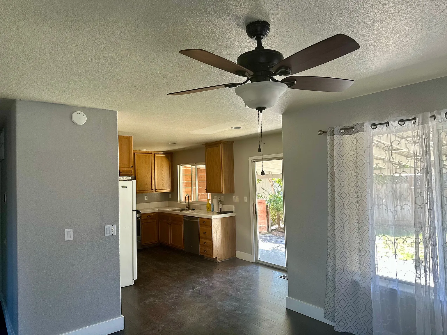3 bed, 2.5 bath, 1607 sqft, $3,400 — Photo 4