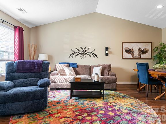 5th image of 92 Wiltshire Cir