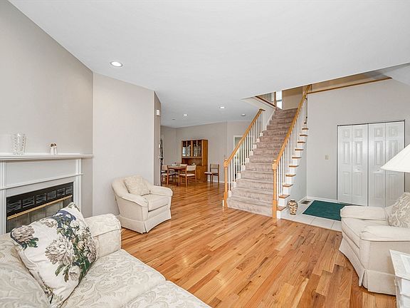 3rd image of 6 Juniper Wood Dr