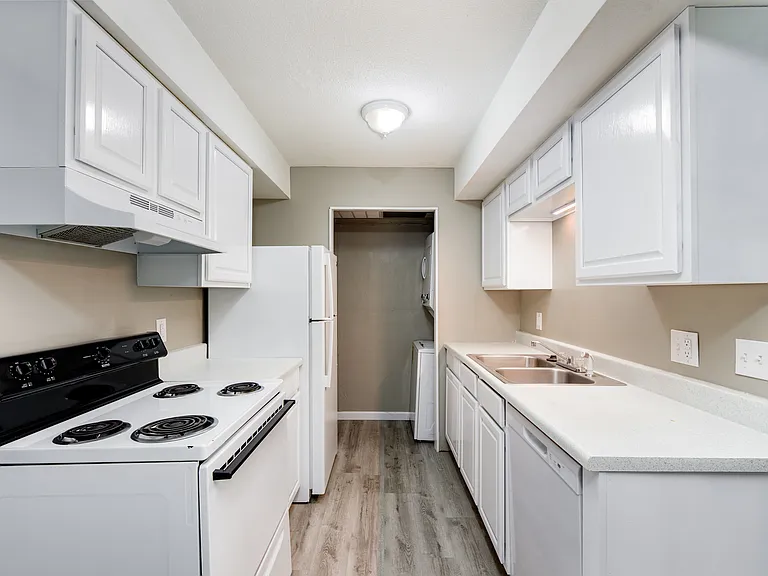100 Woodhenge Dr — Photo 10