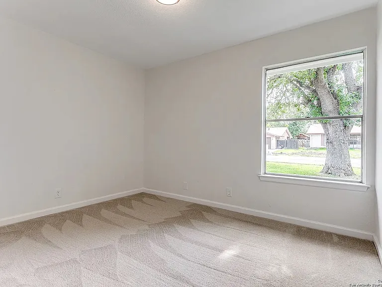 8214 Banbury Dr — Photo 7