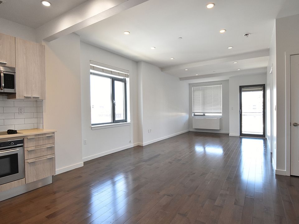 1st image of 30-40 21st St #610