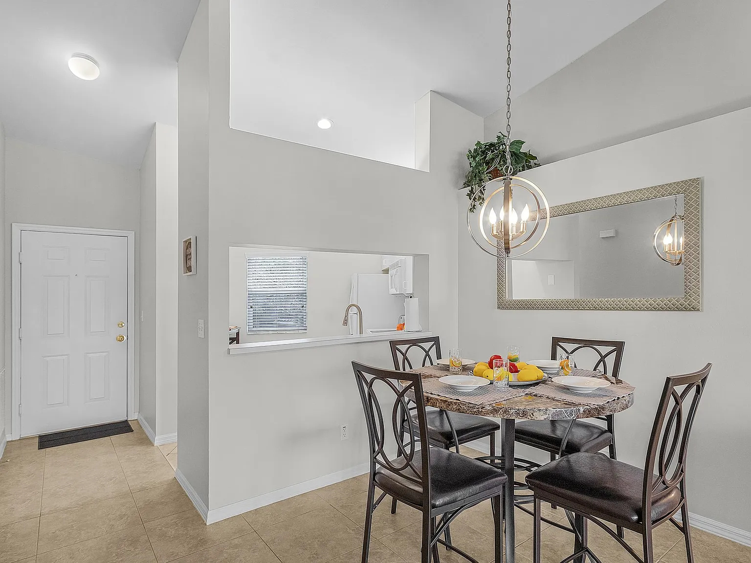 Gorgeous Lakeview Condo in Gateway — Photo 4
