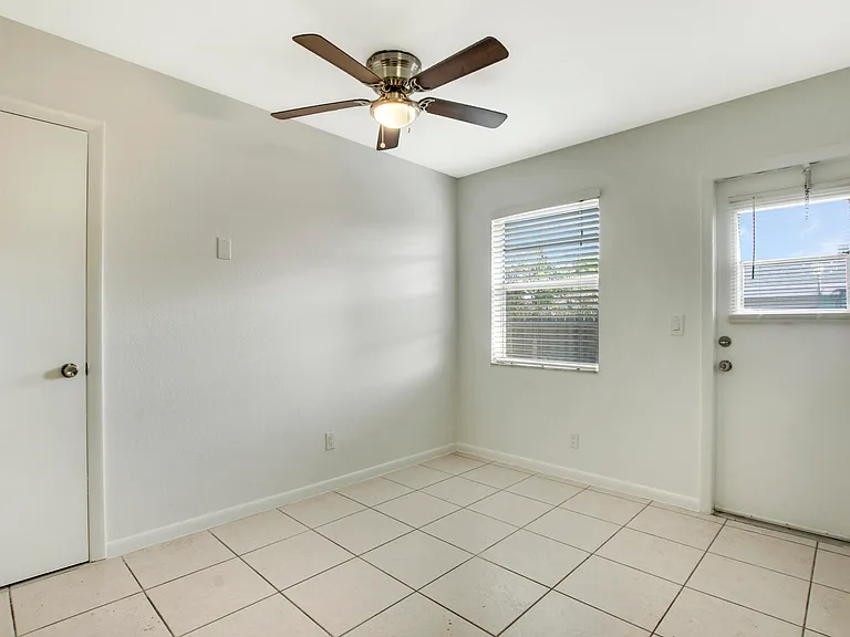 1919 Doffer Ln #1933 — Photo 10