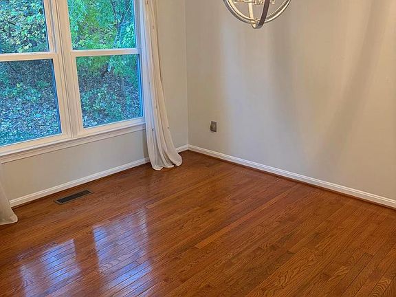 4th image of 16068 Hayes Ln