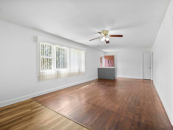 5th image of 206 Greenbriar Dr