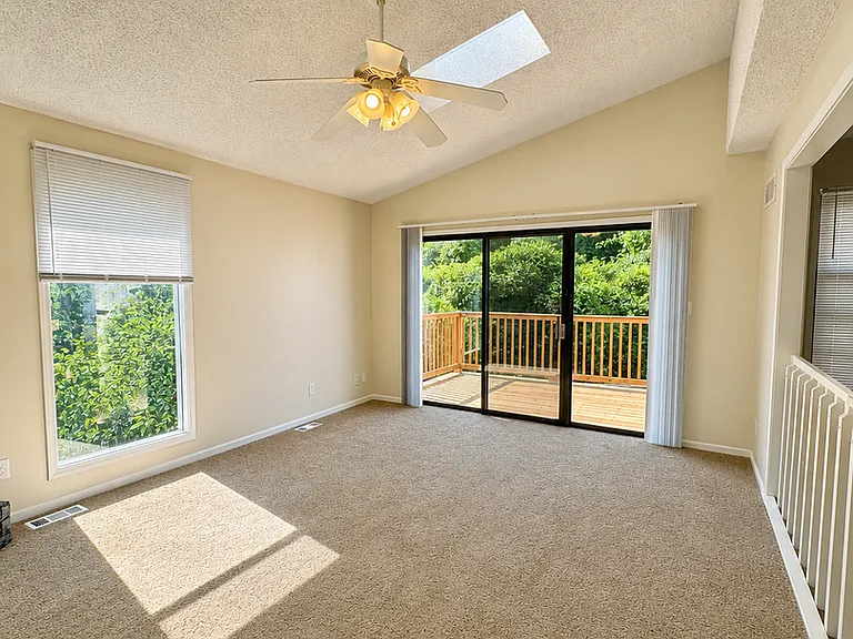 324 NE Cedar Ct — Photo 2