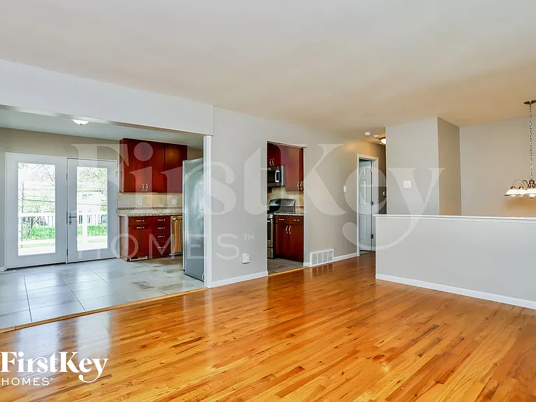 1331 Glenstone Dr — Photo 4