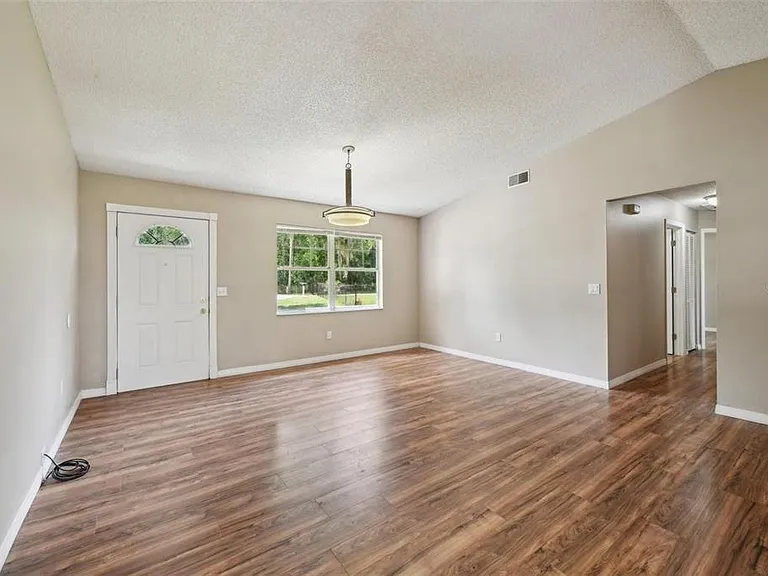 5 Cedar Ln — Photo 4
