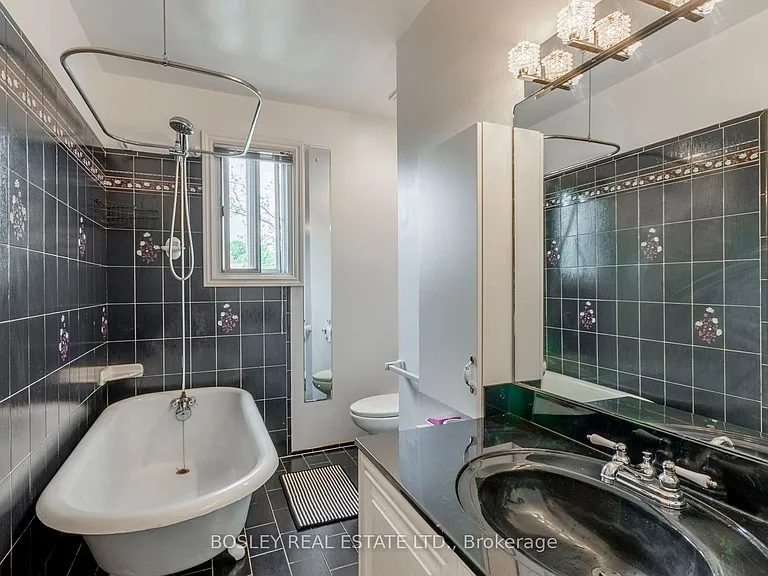 22 Martin Cres — Photo 18