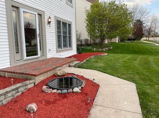 582 Brookhaven Cir, Sugar Grove, IL 60554