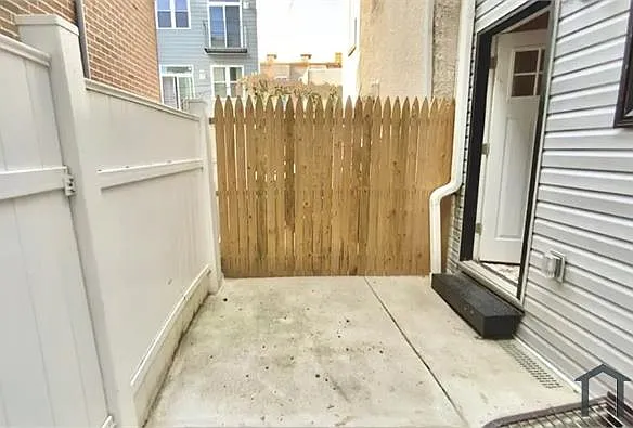 1224 Wallace St — Photo 7