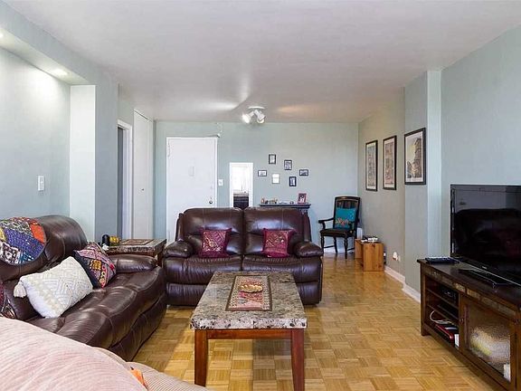 5th image of 6120 Grand Central Pkwy APT B1006