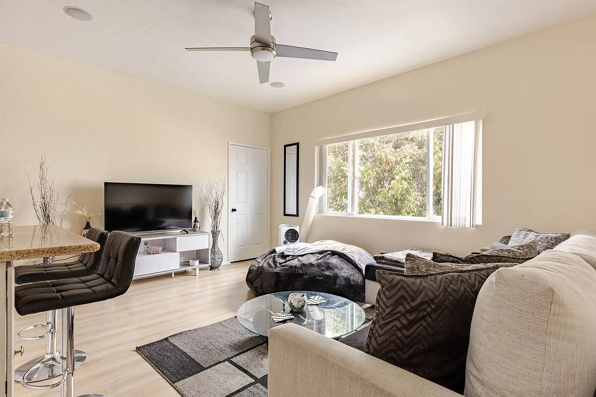 2 bed, 700 sqft, $2,900 — Photo 1