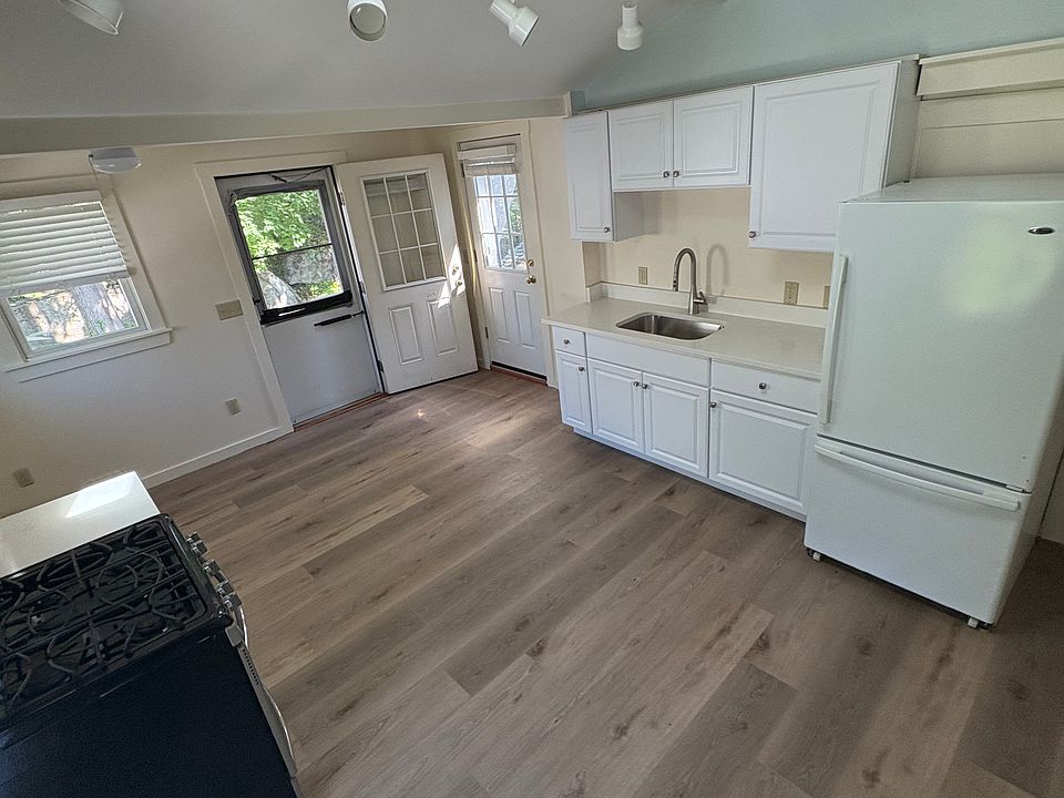 Spacious and Sunny Kitchen/Dining Area
