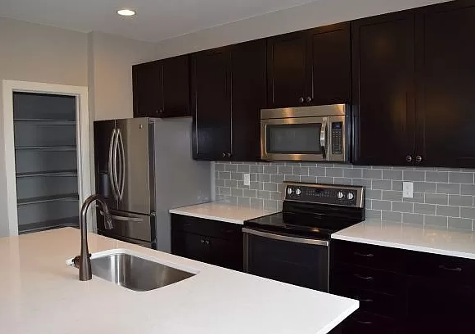 Spacious 3 Bedroom 2.5 Bathroom Home in Meridian Village — Photo 4