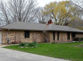 W344N7025 W Circle Dr, Oconomowoc, WI 53066