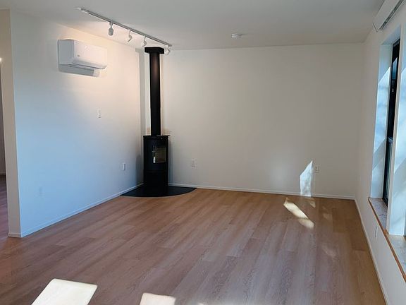 2nd image of 504 S H St #1B
