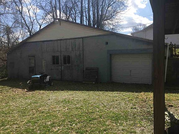 3rd image of 612 E Reservoir Ave