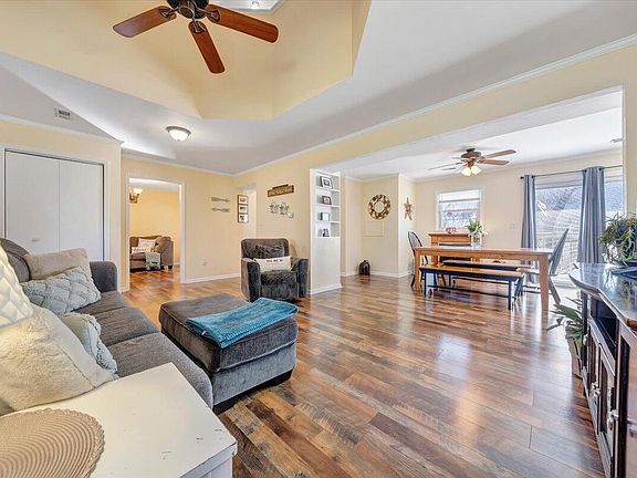 4th image of 55 Newport Cir