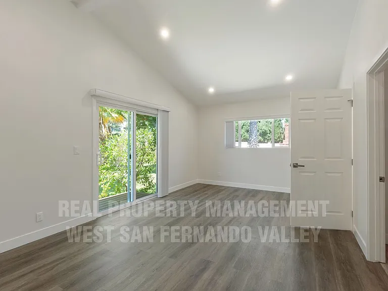 9801 Columbus Ave — Photo 26
