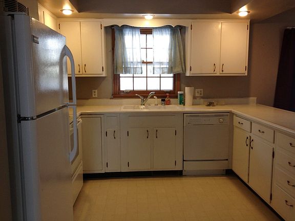 Large Kitchen with Breakfast Bar