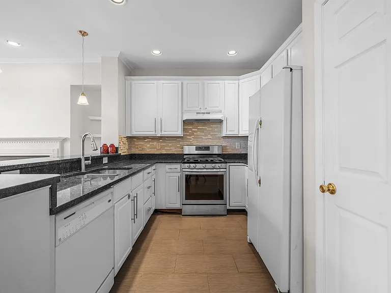 92 Lyon Ct — Photo 10