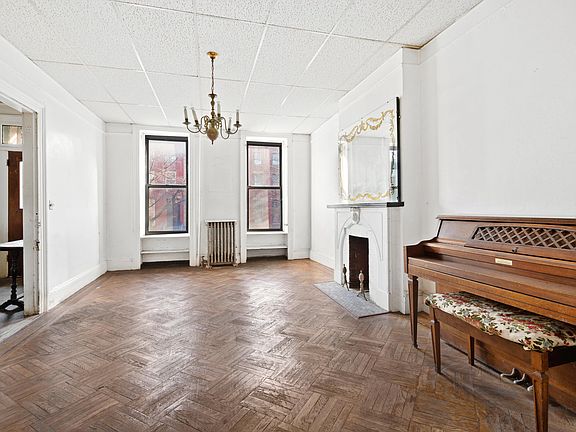 2nd image of 126 Ryerson St