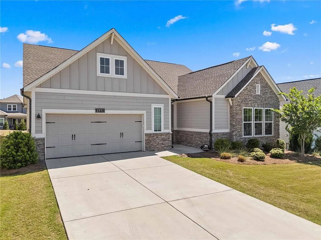 3 bed, 2.0 bath, 2329 sqft, $2,600 — Photo 2