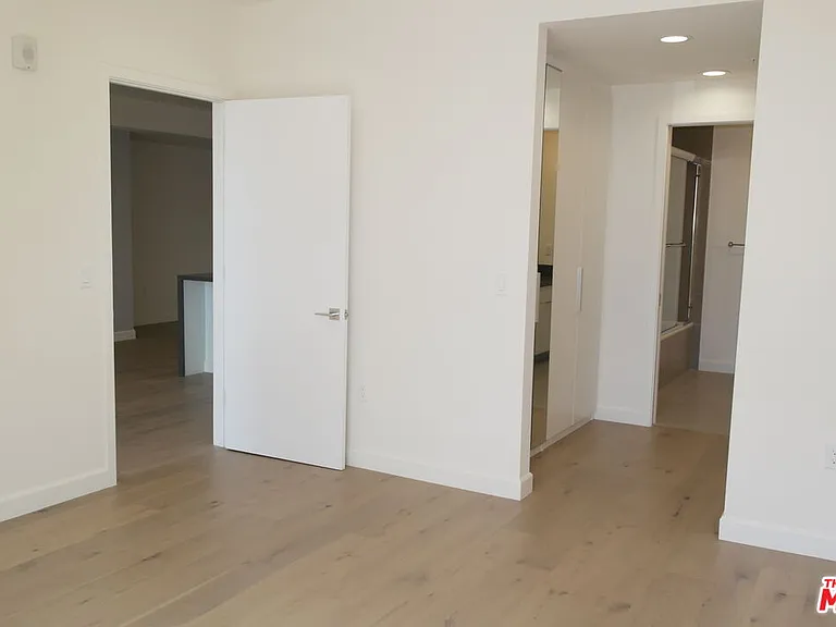 105 S Mariposa Ave #302 — Photo 7