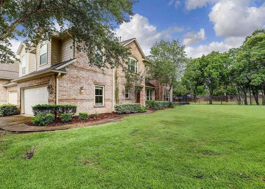 2 bed, 2.5 bath, 2009 sqft, $2,800 — Photo 2